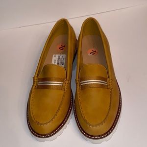 Women’s Nautica slip on tan loafer sz 10